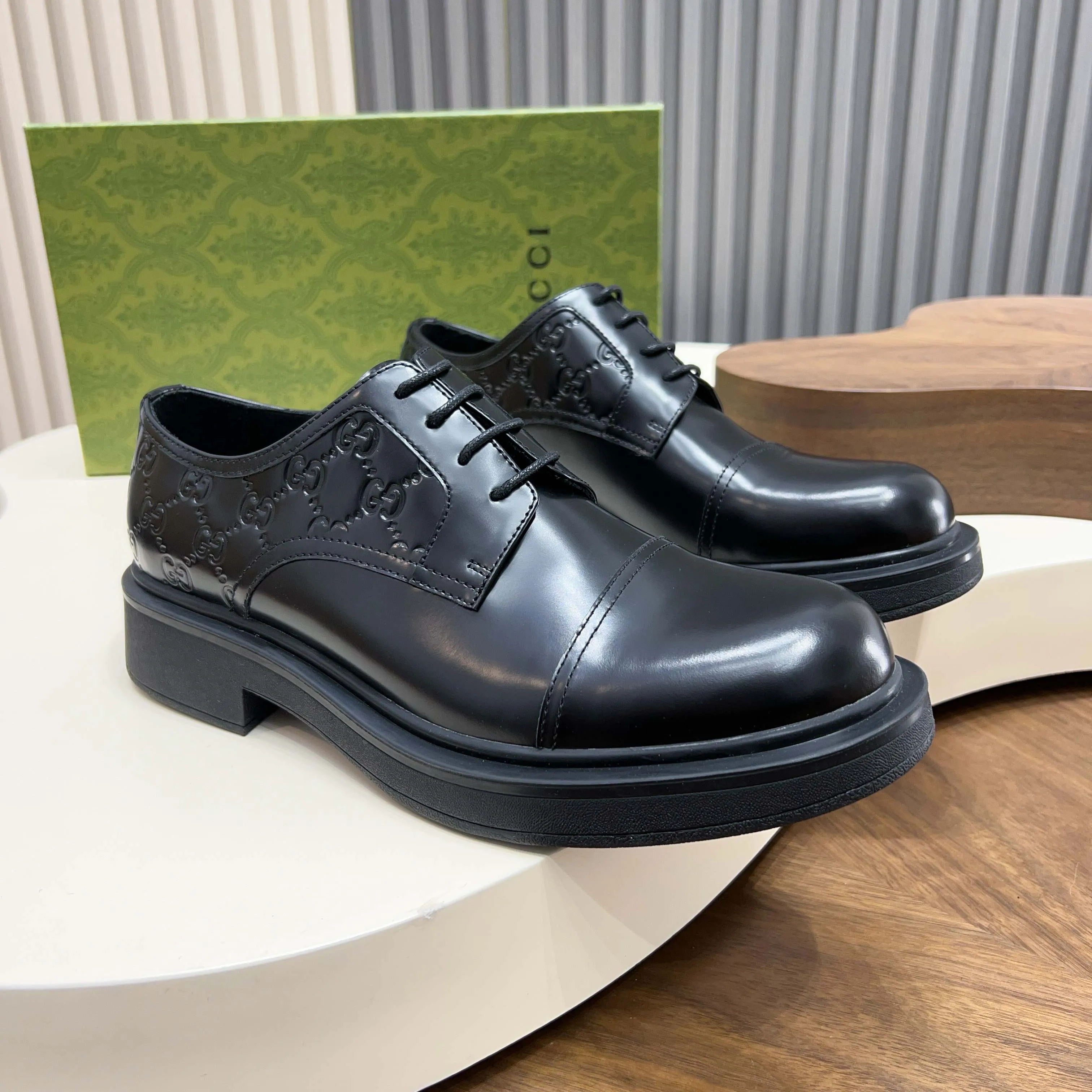 💰780 Gucci/Gucci new men’s lace-up shoes with GG details, matte cow leather derby shoes! The design of this men's lace-up shoe is rooted in the brand's heritage. Crafted from premium waxed cow leather, it is embellished with GG printed embossed suede leather details, a nod to Gucci's iconic monogram. The rubber sole decorated with GG pattern adds a touch of modern fashion to this design. Typical three-joint style design. European and American classic version, full calfskin lining. The overall upper texture is soft and the lining is comfortable and breathable. 2CM thickened soft rubber sole, easy to control. Versatile and stylish upper foot, multiple colors available to meet different matching needs, complete package! Size: 39-40-41-42-43-44 leather shoe size (38.45.46 can be customized)